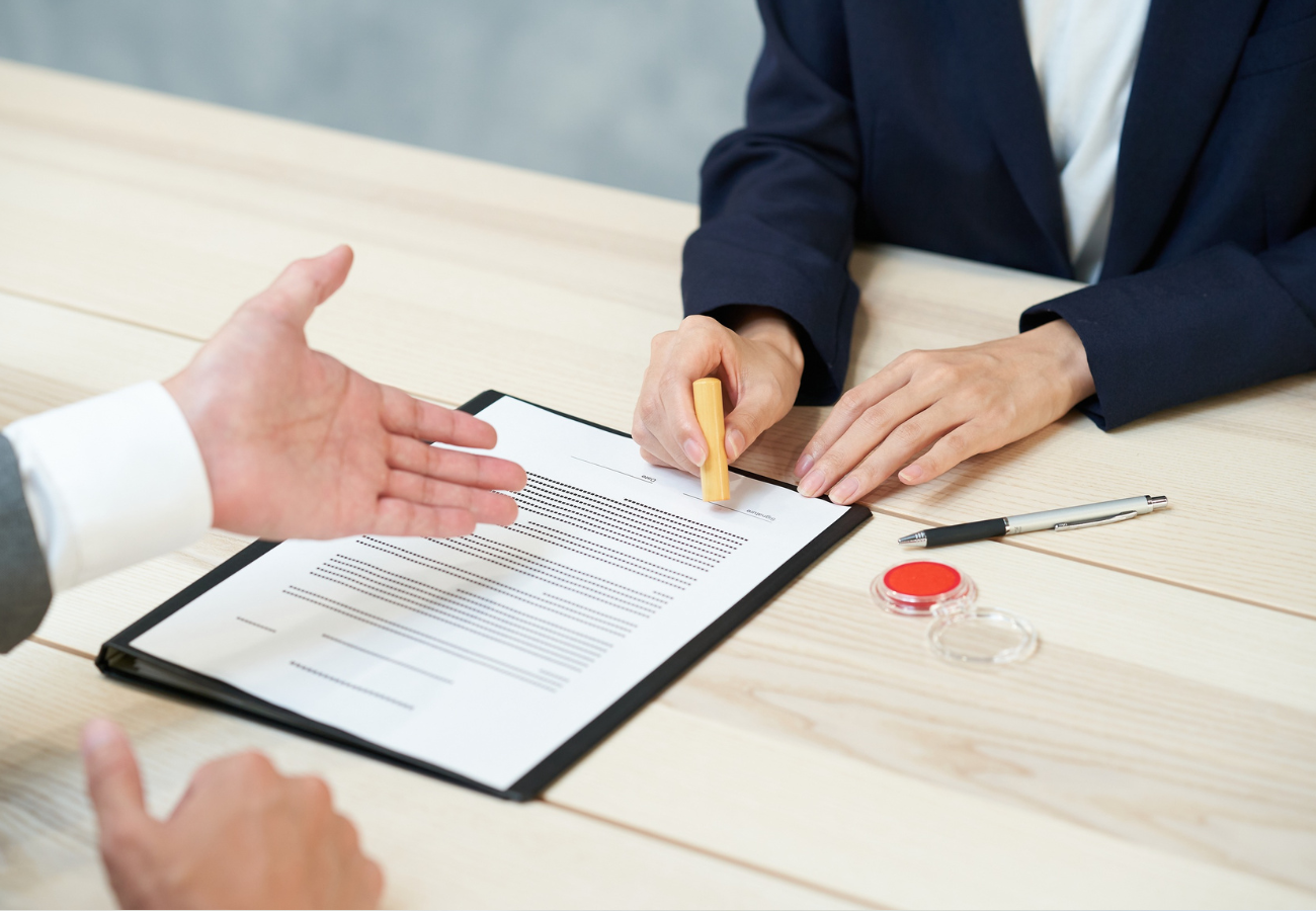 # Topic　労働条件通知書と雇用契約書の違いは？入社時に渡す書類と記載事項を解説