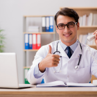 # Topic　主治医と産業医で意見が異なる復職判断、会社はどうすべきか？